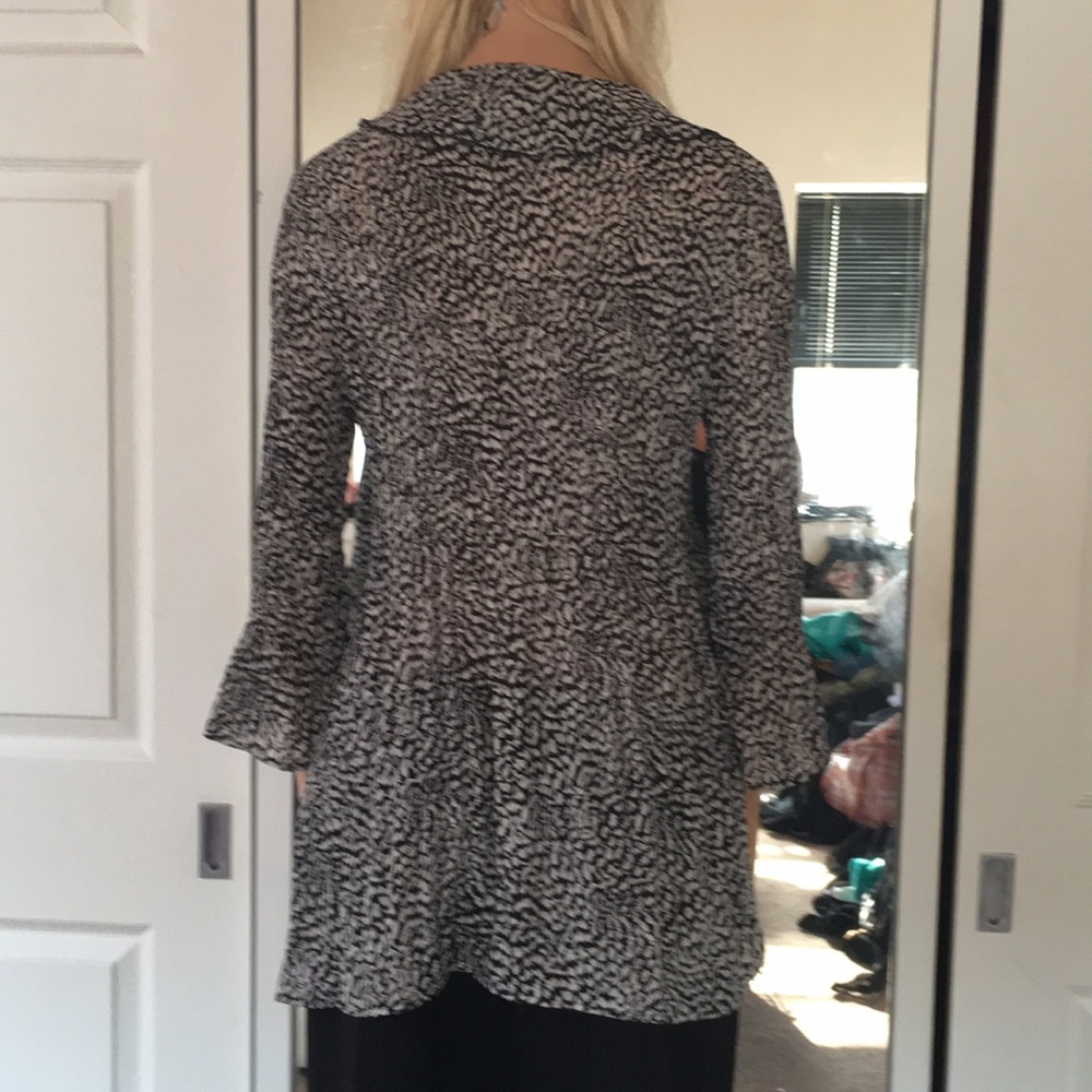 Pretty  Blk&Wht Print Blouse/Jacket W/Ruffle Front - Picture 5 of 6